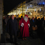 Prezydent Miasta Tadeusz Truskolaski oraz Święty Mikołaj idący ulicą Kilińskiego w towarzystwie dzieci oraz dorosłych mieszkańców