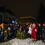 Święty Mikołaj przemawia do mikrofonu na Rynku Kościuszki, wokół stojące dzieci i dorośli