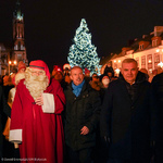 Prezydent Miasta Tadeusz Truskolaski, Święty Mikołaj oraz konsul honorowy Andrzej Parafiniuk pozują do wspólnego zdjęcia