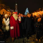 Prezydent Miasta Tadeusz Truskolaski, Święty Mikołaj oraz konsul honorowy Andrzej Parafiniuk pozują do wspólnego zdjęcia z mieszkańcami
