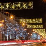 Ozdobiona światełkami ulica Lipowa oraz rosnące wzdłuż niej młode drzewa