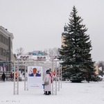 Wystawa zdjęć inwestycji na zaśnieżonym Rynku Kościuszki, w tle stojąca ogromna choinka oraz ratusz