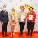 Nagrodzeni za wolontariat pozują do pamiątkowego zdjęcia z Zastępcą Prezydenta Przemysławem Tuchlińskim