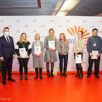 Nagrodzeni za wolontariat pozują do pamiątkowego zdjęcia z Zastępcą Prezydenta Przemysławem Tuchlińskim