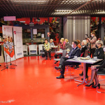 Zastępca Prezydenta Przemysław Tuchliński i Rzecznik Prasowa Urszula Boublej siedzą przy stoliku podczas rozpoczęcia uroczystości, po lewej stronie mężczyzna i kobieta prowadzący wydarzenie z mikrofonami