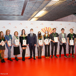 Nagrodzeni za wolontariat uczniowie pozują do pamiątkowego zdjęcia z nauczycielką oraz Zastępcą Prezydenta Przemysławem Tuchlińskim