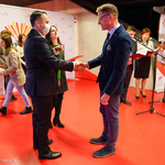 Zastępca Prezydenta Przemysław Tuchliński gratuluje wolontariuszowi