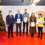 Nagrodzeni za wolontariat pozują do pamiątkowego zdjęcia z Zastępcą Prezydenta Przemysławem Tuchlińskim