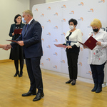 Prezydent Miasta Tadeusz Truskolaski gratuluje wybranej do Rady Seniorów