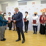 Prezydent Miasta Tadeusz Truskolaski gratuluje wybranej do Rady Seniorów