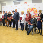 Prezydent Miasta Tadeusz Truskolaski oraz nowopowołana Rada Seniorów pozują do pamiątkowego zdjęcia