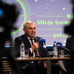 Prezydent Miasta Tadeusz Truskolaski wypowiada się do mikrofonu podczas konferencji