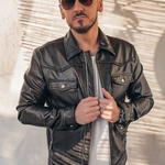 Portret DJa C-BooL w skórzanej kurtce i okularach przeciwsłonecznych