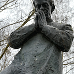 Pomnik księdza Jerzego Popiełuszki na tle nieba