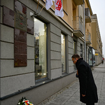 Zastępca Prezydenta Rafał Rudnicki składa kwiaty pod pomnikiem Solidarności przy kościele pw. św. Kazimierza