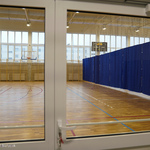 Przeszklone drzwi do nowej sali gimnastycznej