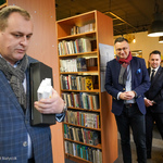 Dyrektor Andrzej Rybnik oprowadza Zastępców Prezydenta Rafała Rudnickiego oraz Przemysława Tuchlińskiego po nowej bibliotece