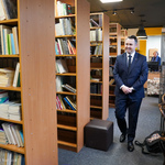 Zastępca Prezydenta Przemysław Tuchliński ogląda nową bibliotekę