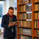 Zastępca Prezydenta Rafał Rudnicki przegląda książkę w nowej bibliotece
