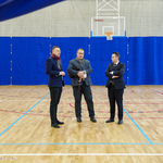 Dyrektor Andrzej Rybnik rozmawia z Zastępcami Prezydenta Rafałem Rudnickim oraz Przemysławem Tuchlińskim po nowej sali gimnastycznej