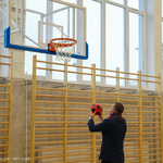 Zastępca Prezydenta Rafał Rudnicki rzuca piłkę do kosza na nowej sali gimnastycznej