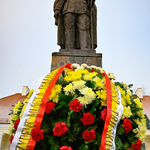 Pomnik Marszałka Piłsudskiego przystrojony wieńcem od prezydenta Białegostoku