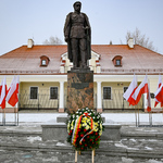 Pomnik Marszałka przystrojony kwiatami i flagami