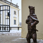 Rzeźba Misia Hetmana przy parkanie Ogrodu Branickich