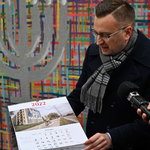 Zastępca Prezydenta Rafał Rudnicki prezentuje kalendarz miejski