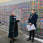 Prowadząca konferencję Eliza Bilewicz-Roszkowska rozmawia z Zastępcą Prezydenta Rafałem Rudnickim, za nimi widoczny jest mural pod tytułem 