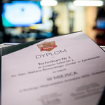 Zbliżenie na dyplom za zajęcie miejsca w rankingu Perspektywy 2022