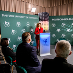 Przy mównicy stoi rektor Marta Kosior-Kazberuk
