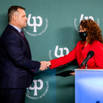 Rektor Politechniki Białostockiej Marta Kosior-Kazberuk gratuluje dyrektorowi wyróżnionej szkoły