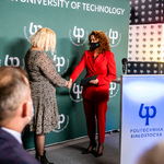 Rektor Politechniki Białostockiej Marta Kosior-Kazberuk gratuluje pani dyrektor wyróżnionej szkoły