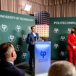 Dyrektor II Liceum Dariusz Bosowski przemawia przez mikrofon