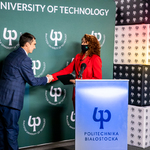 Rektor Politechniki Białostockiej Marta Kosior-Kazberuk gratuluje dyrektorowi wyróżnionego II Liceum Ogólnokształcącego Dariuszowi Bosowskiemu