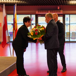 Prezydent Miasta Tadeusz Truskolaski oraz przewodniczący Łukasz Prokorym składają gratulacje i wręczają kwiaty nowej radnej Elżbiecie Kadłubowskiej