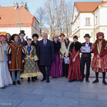 Uczniowie i prezydent Tadeusz Truskolaski pozują do pamiątkowego zdjęcia