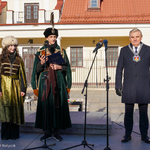 Prowadzący wydarzenie wraz z prezydentem Tadeuszem Truskolaskim stoją przy mikrofonach