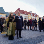 Prezydent Tadeusz Truskolaski stoi w parze z uczennicą w stroju szlacheckim, przygotowują się do prowadzenia poloneza