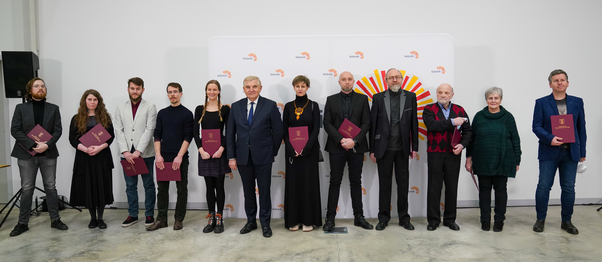 Stypendyści i prezydent Tadeusz Truskolaski pozują do pamiątkowego zdjęcia