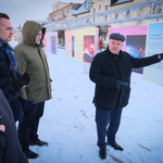 Uczestnicy konferencji oglądają wystawe