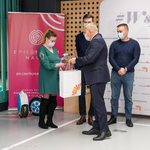 Prezydent Tadeusz Truskolaski wręcza nagrodę laureatce