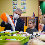 Prezydent pokazuje lalkę dziewczynce