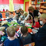 Prezydent Tadeusz Truskolaski i dzieci tworzą lalki na licytacje