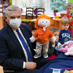 Prezydent Tadeusz Truskolaski pokazuje lalkę