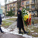Prezydent Tadeusz Truskolaski idzie złożyć kwiaty przy pomniku