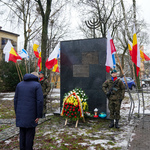 Prezydent Tadeusz Truskolaski oddaje hołd poległym przy pomniku