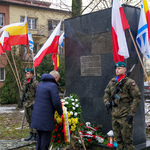 Prezydent Tadeusz Truskolaski składa kwiaty przy pomniku