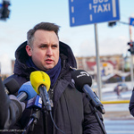 Zastępca prezydenta Przemysław Tuchliński przemawia na otwarciu ulicy